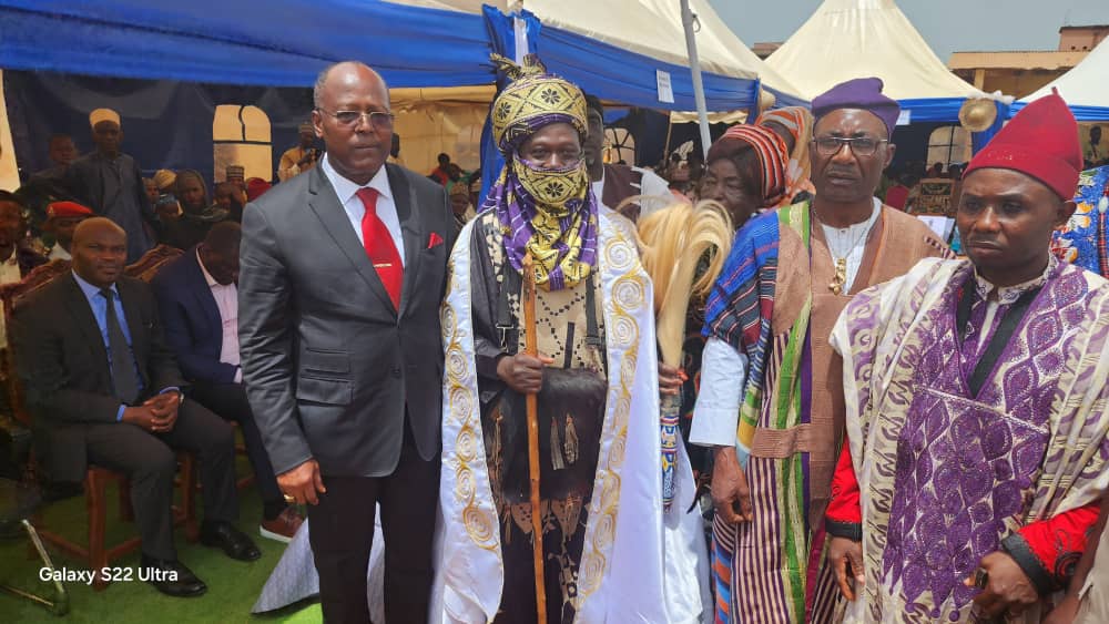 Sous-Prefet avec notables du quartier Haoussa